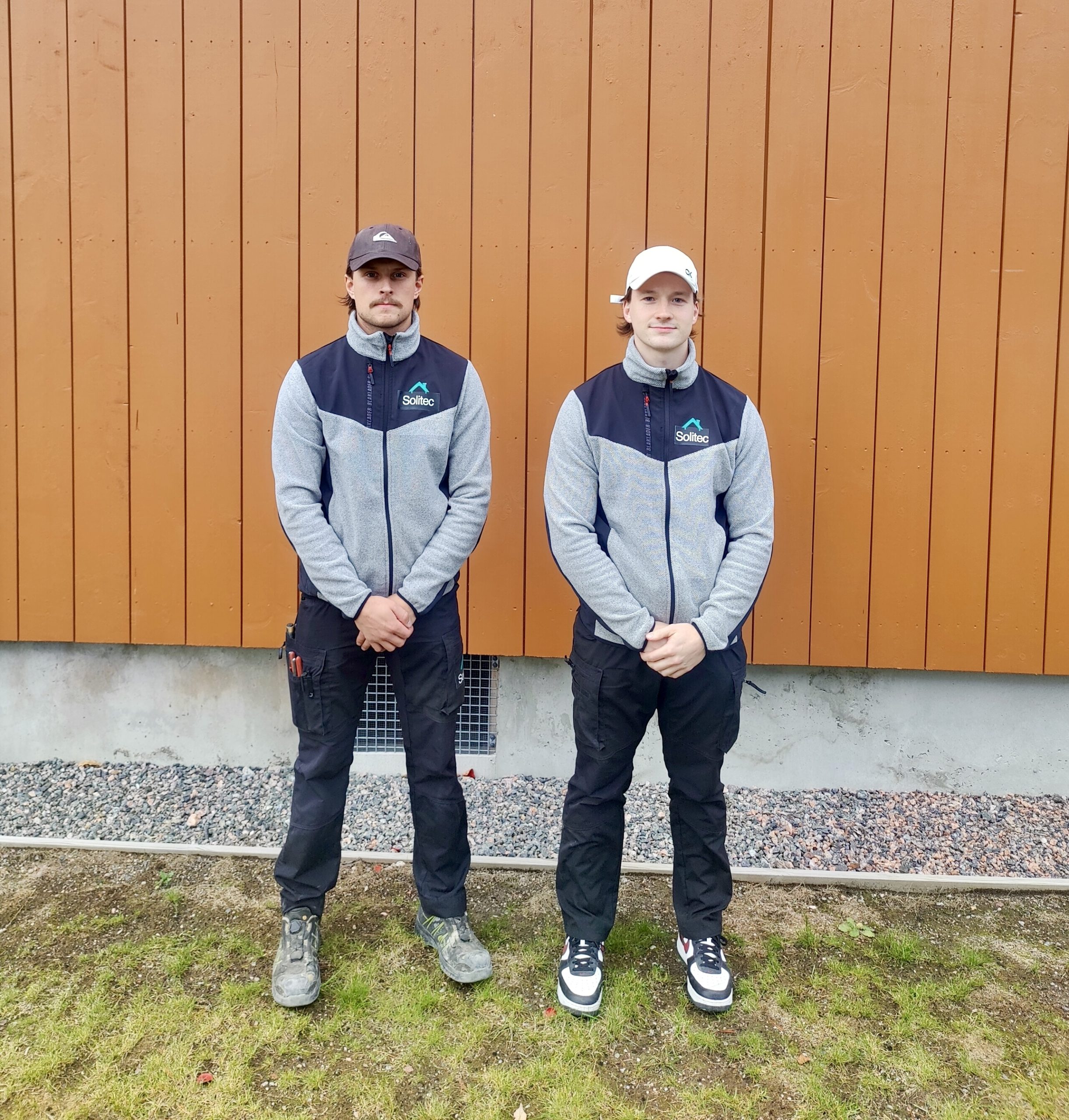 Kuvassa Solitec Oy:n yrittäjät putkimiehen vaatteissa. Kuvattu kohteessa Vantaa.