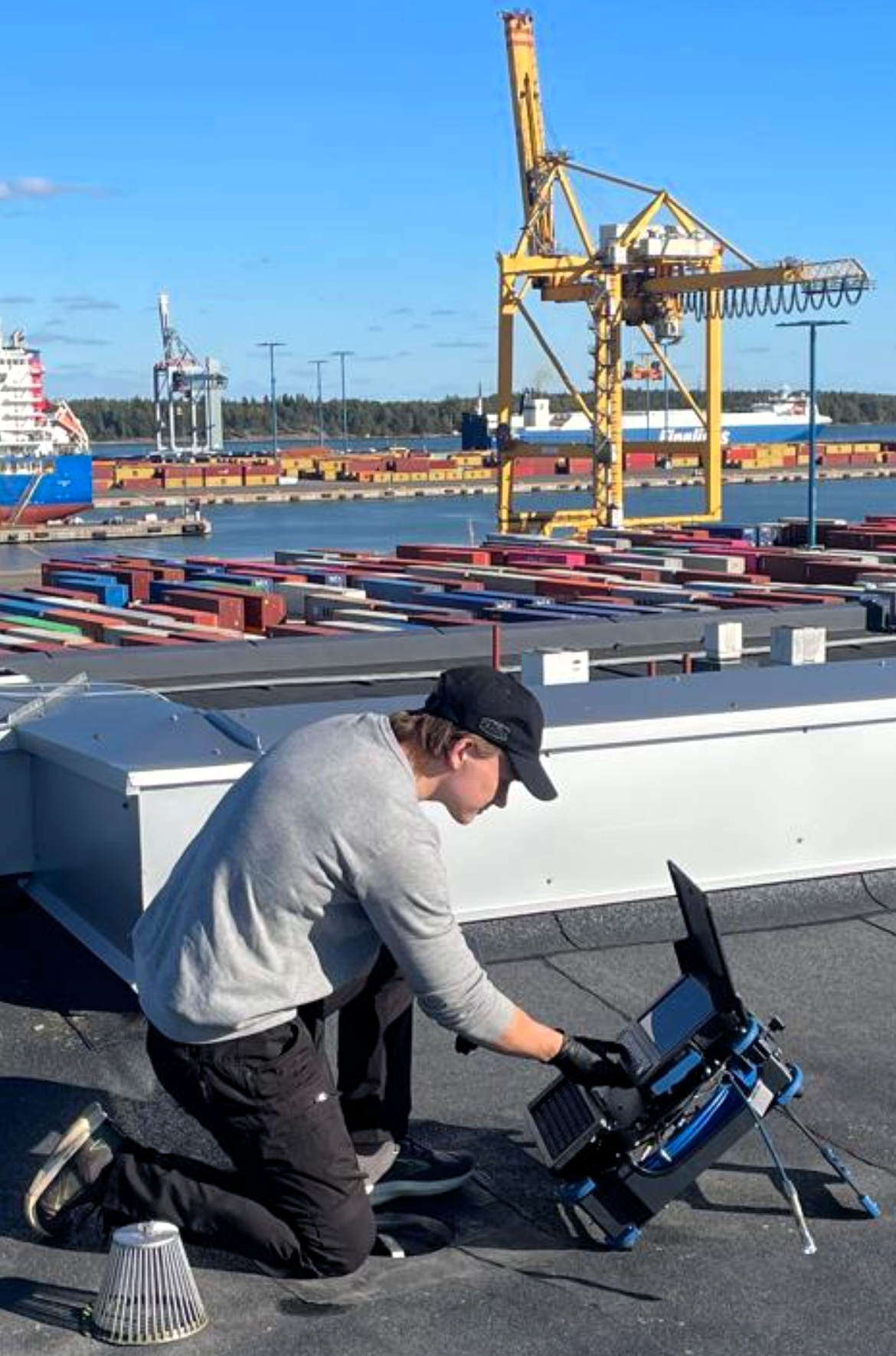 Kuvassa taloyhtiön sadevesijärjestelmää kuvataan katolla kohteessa Lauttasaari Helsinki. Kuvassa putkimies kameralaitteiston kanssa.