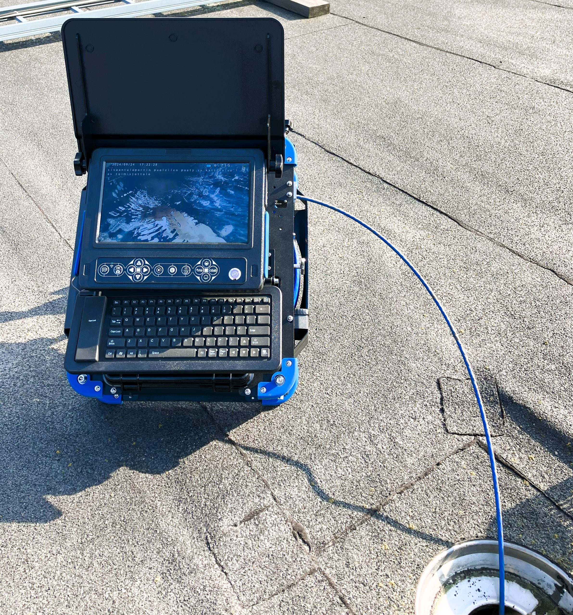 Viemärikuvauslaitteisto käytössä kohteessa Lauttasaari Helsinki – kamerakaapeli työnnetty viemäriin putkiston tarkastusta varten.