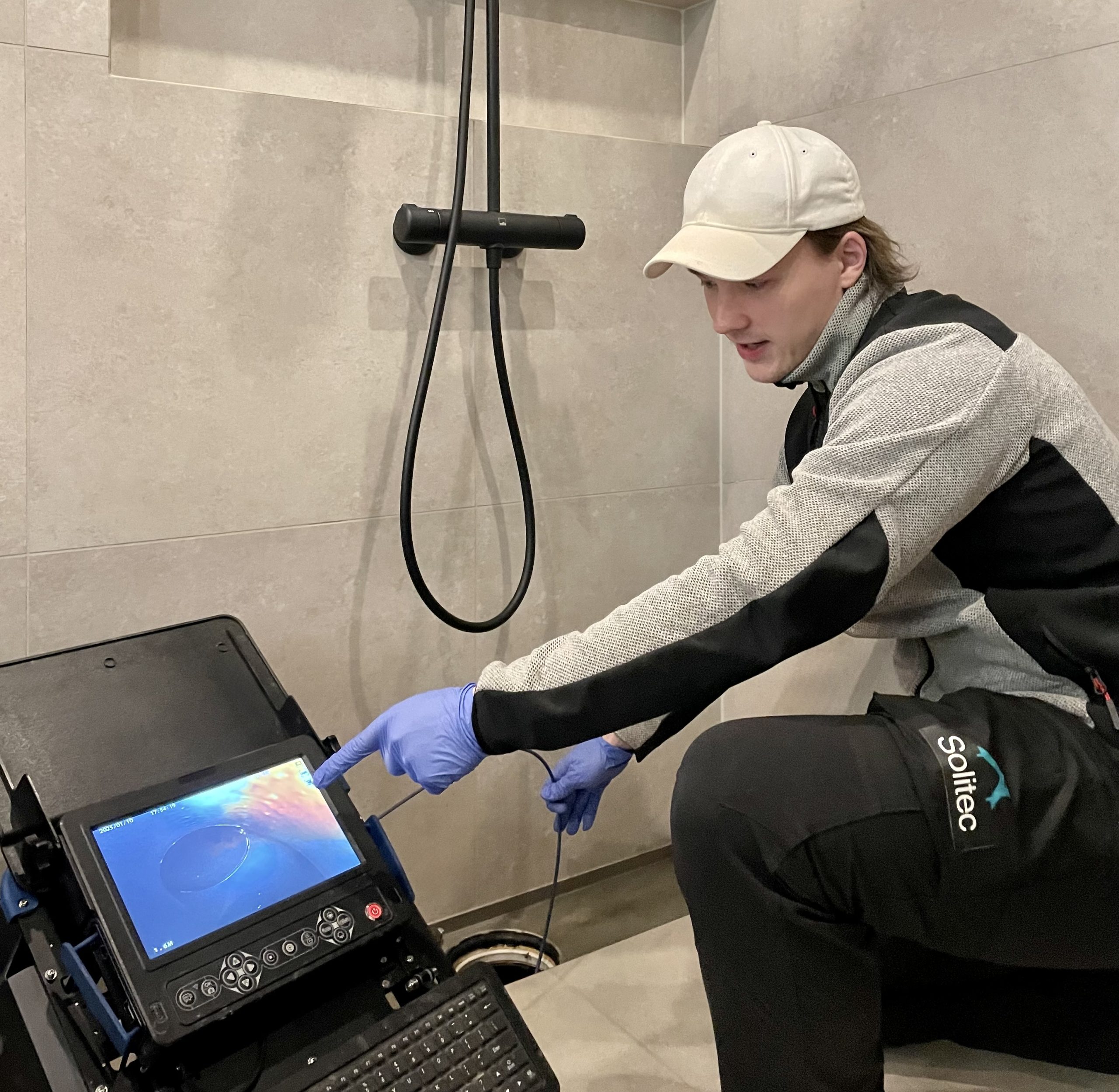 Viemärikuvaus käynnissä Espoossa – ammattilainen tutkii viemäriputkiston kuntoa kameran ja monitorin avulla.